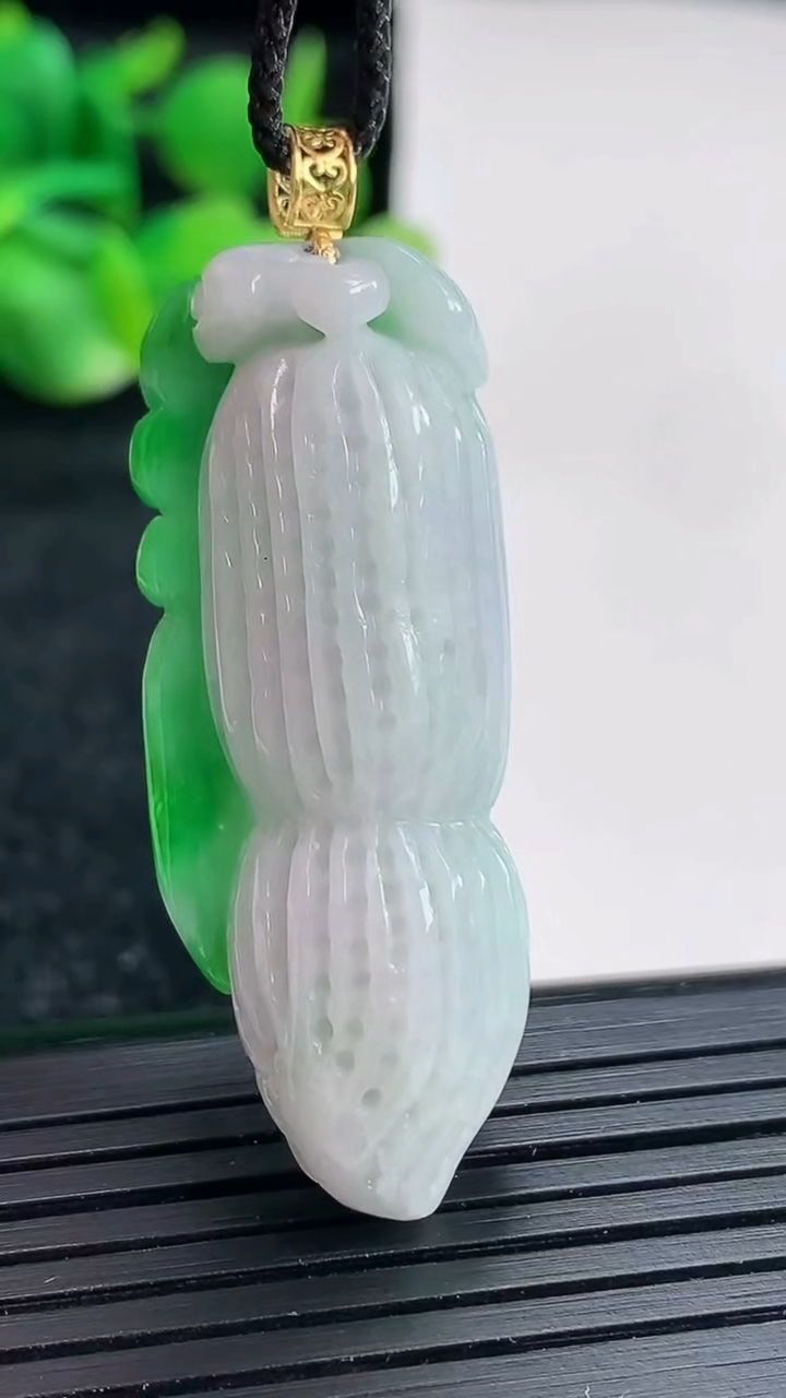 天然A货翡翠花生吊坠尺寸43-16.8-12重量:12.95g
4月17日