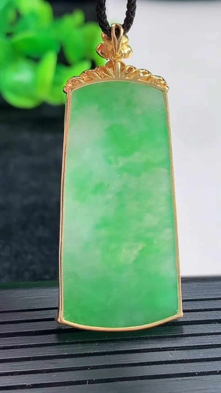 天然A货翡翠无事牌吊坠尺寸49.5-21-3.6，裸石41-21重量:8.21g
4月17日