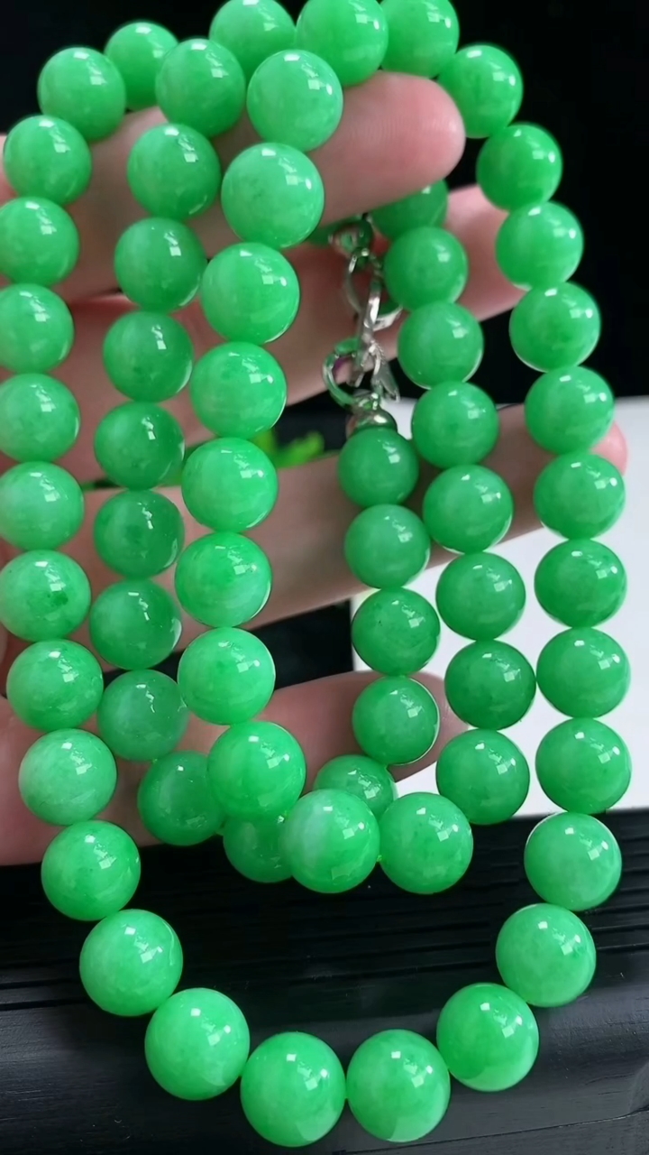 天然A货翡翠圆珠项链尺寸9.6-68颗重量:107.97g4月17日
工厂直销收藏佳品,种好水足，色泽均匀，有种有色，上手高大气！