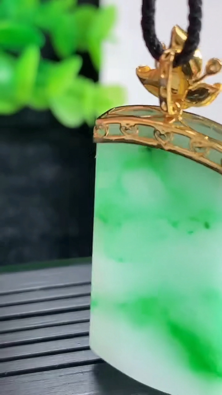 天然A货翡翠无事牌吊坠尺寸39-20-3.8重量:10.17g
4月17日