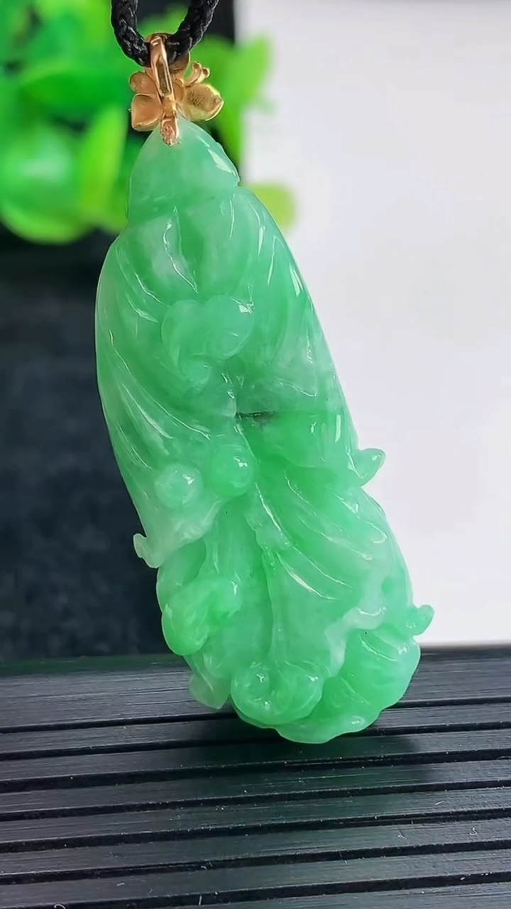 天然A货翡翠白菜吊坠尺寸43.6-18-11.6重量:12.17g
4月17日