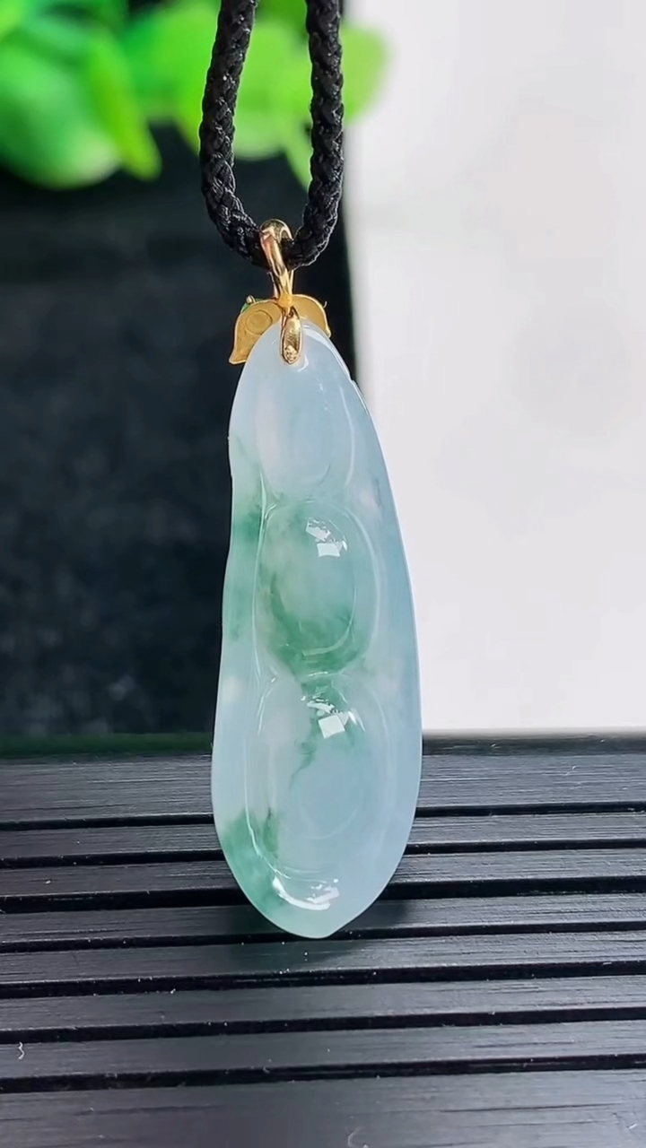 天然A货翡翠18k金飘花福豆吊坠尺寸28.5-10.5-5.5重量:3.27g
4月17日