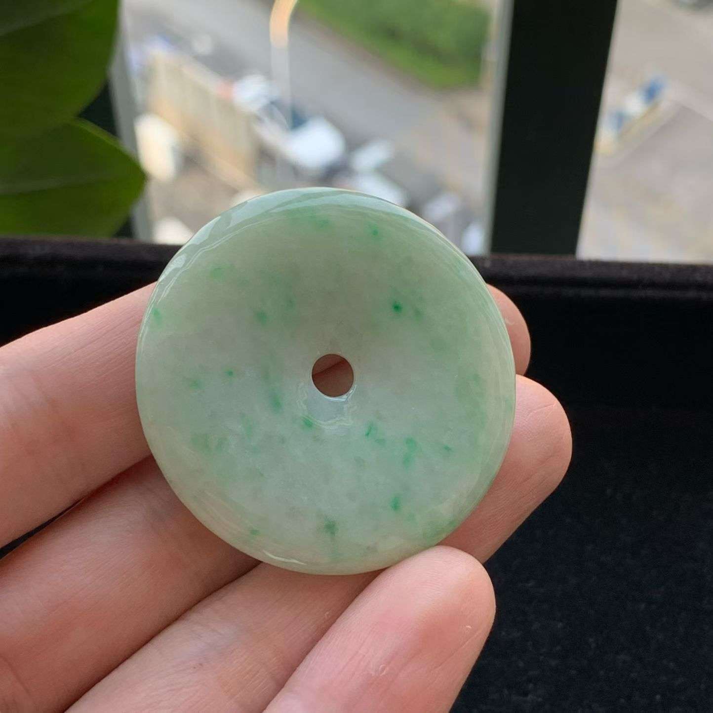 A货天然翡翠冰糯种飘绿平安扣吊坠重量20.69
4月17日