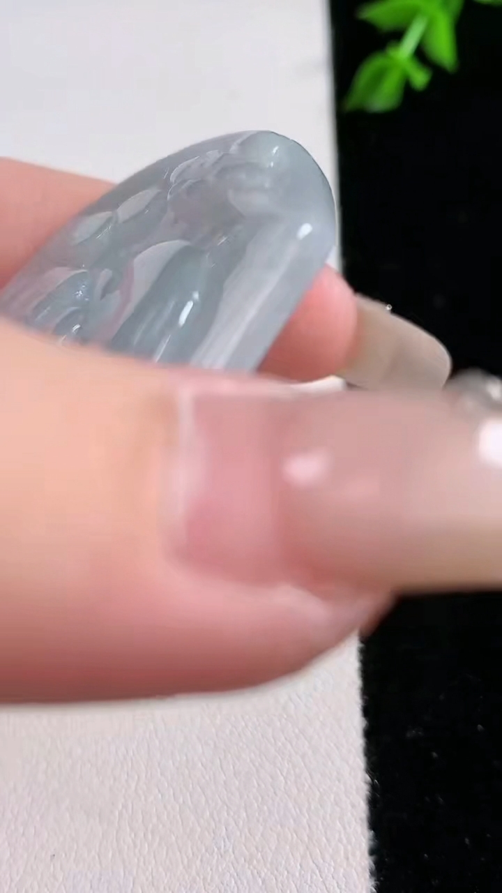 天然A货翡翠飘花生肖猪吊坠，尺寸51.8-48.2-6，重:24.35g
4月17日