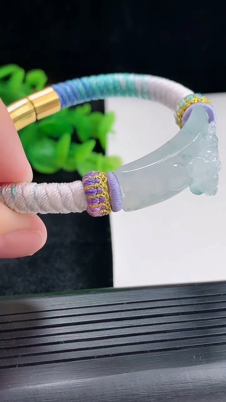 天然A货翡翠飘花貔貅手牌吊坠尺寸32.5-11-14.6重量:18.52g
4月17日