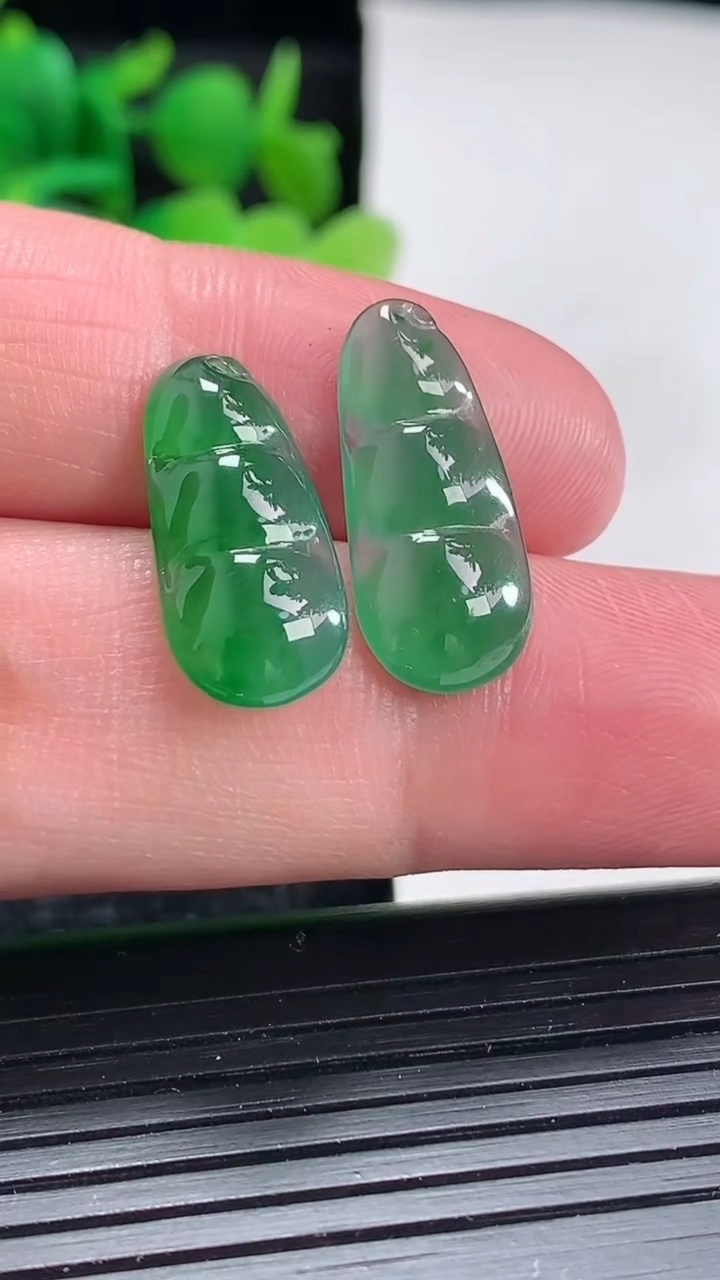 天然A货翡翠福豆镶嵌件一对尺寸20.5-10-3.6重量:2.20g
4月17日