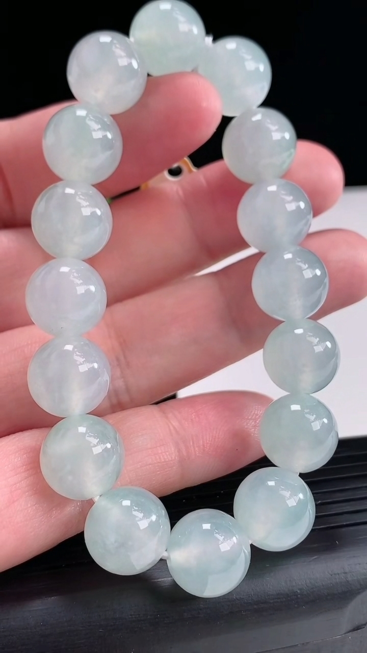天然A货翡翠种白冰圆珠手串尺寸12-16颗重量:48.65g4月17日
工厂直销收藏佳品,种好水足，色泽均匀，有种有色，上手高大气！