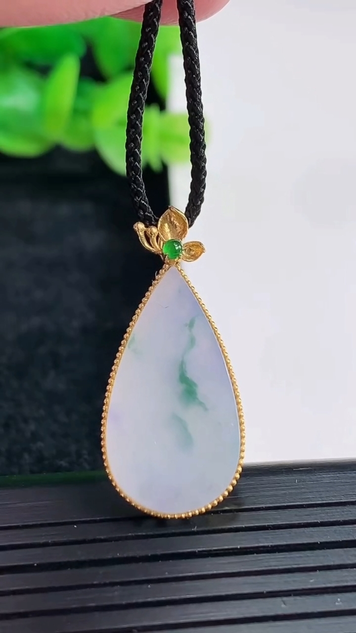 天然A货翡翠18k金紫罗兰飘花水滴吊坠尺寸30-14-2.6，裸石23-12.5重量:2.50g
4