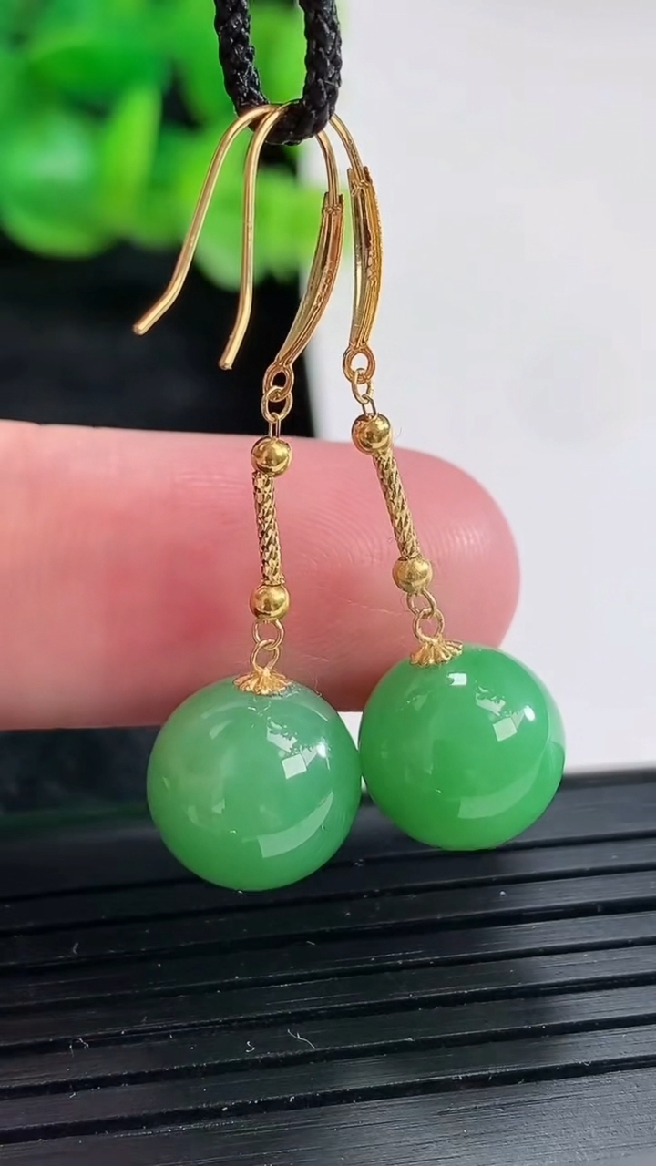 天然A货翡翠圆珠耳坠一对尺寸10.5重量:4.48g4月17日
工厂直销收藏佳品,种好水足，色泽均匀，有种有色，上手高大气！