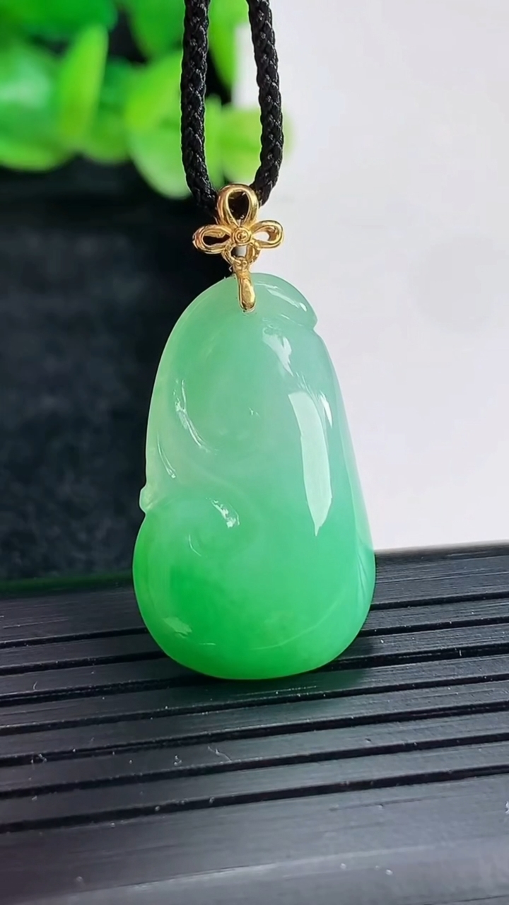 天然A货翡翠如意吊坠尺寸25-16.5-5.6重量:4.32g
4月17日