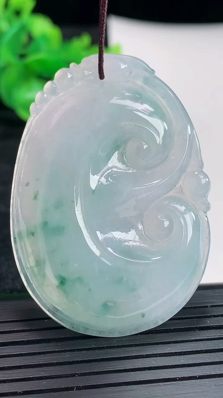 天然A货翡翠飘花如意吊坠尺寸51-36-5.5重量:18.13g
4月17日