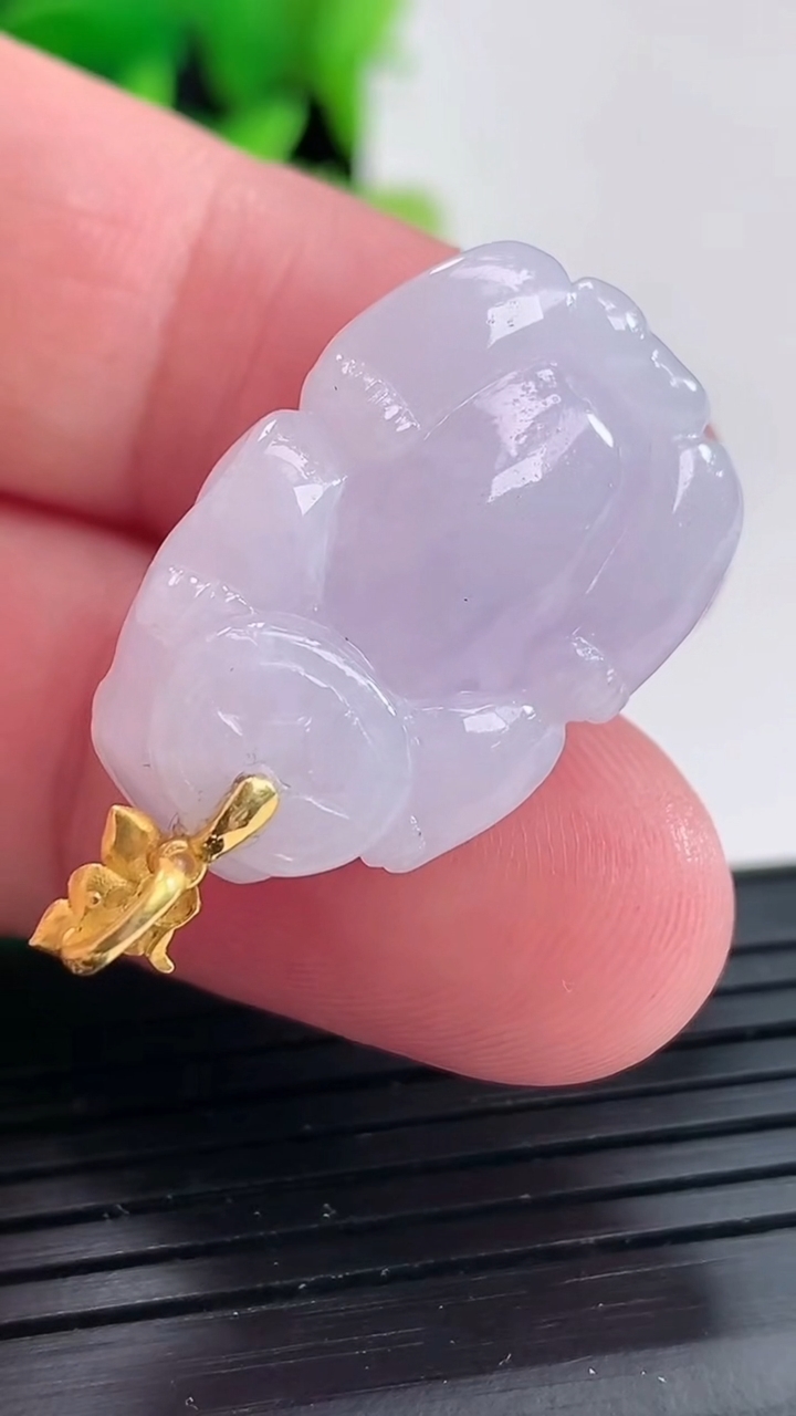 天然A货翡翠18k金紫罗兰貔貅吊坠尺寸25-17.5-13重量:11.18g
4月17日