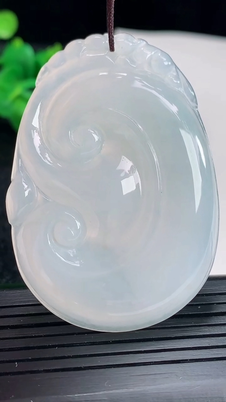 天然A货翡翠如意吊坠尺寸55.5-39.6-5.5重量:23.17g
4月17日