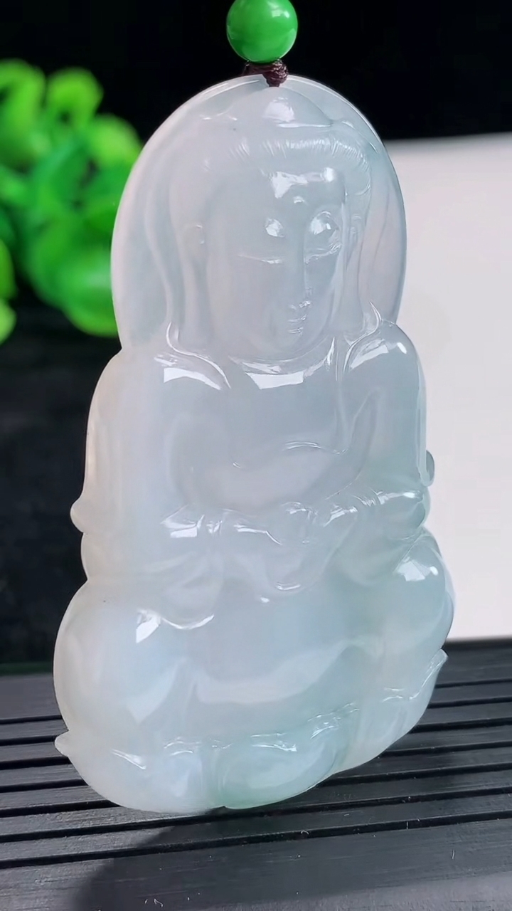 天然A货翡翠飘花正装观音吊坠尺寸58.6-36-6.2重量:21.91g
4月17日