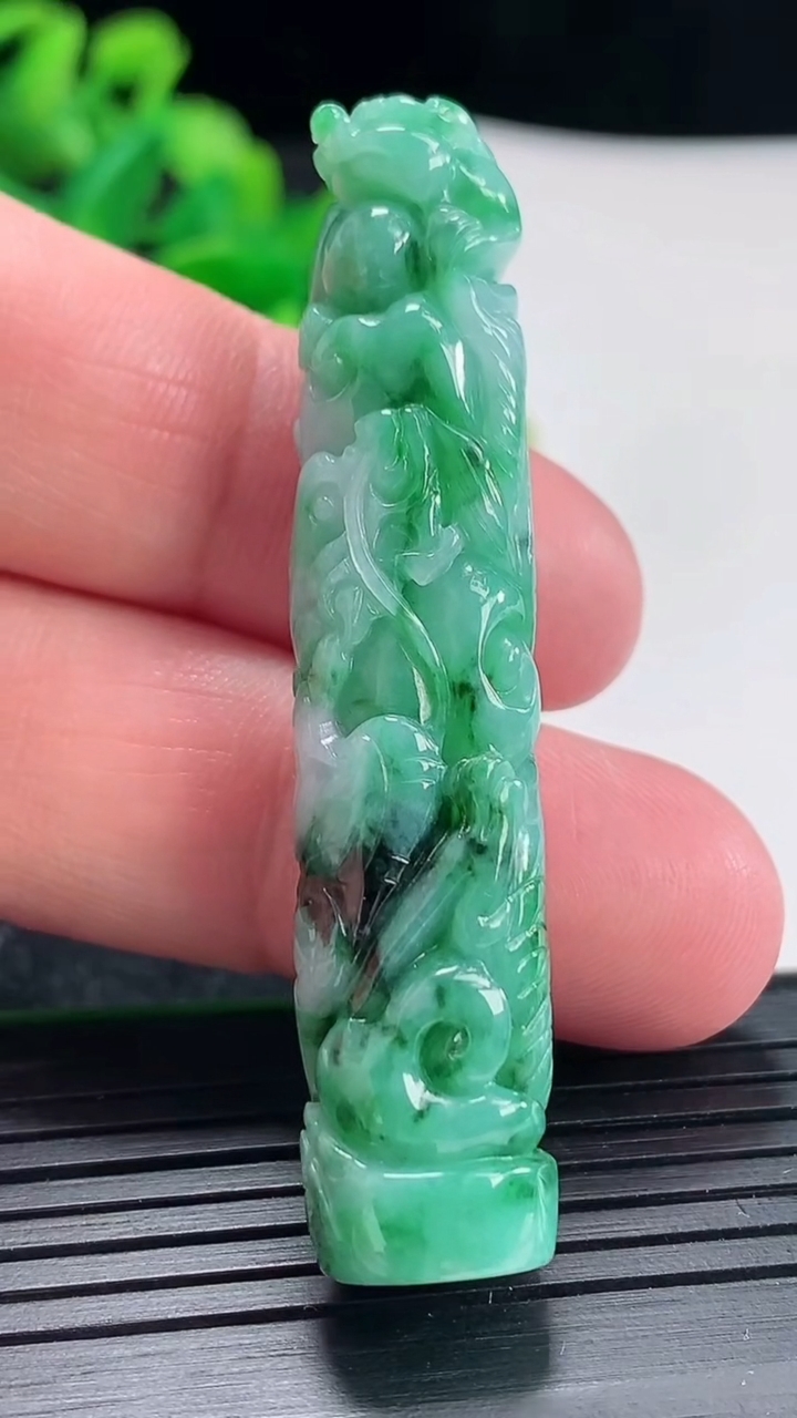 天然A货翡翠貔貅印章吊坠尺寸56.6-12.5重量:19.18g
4月17日