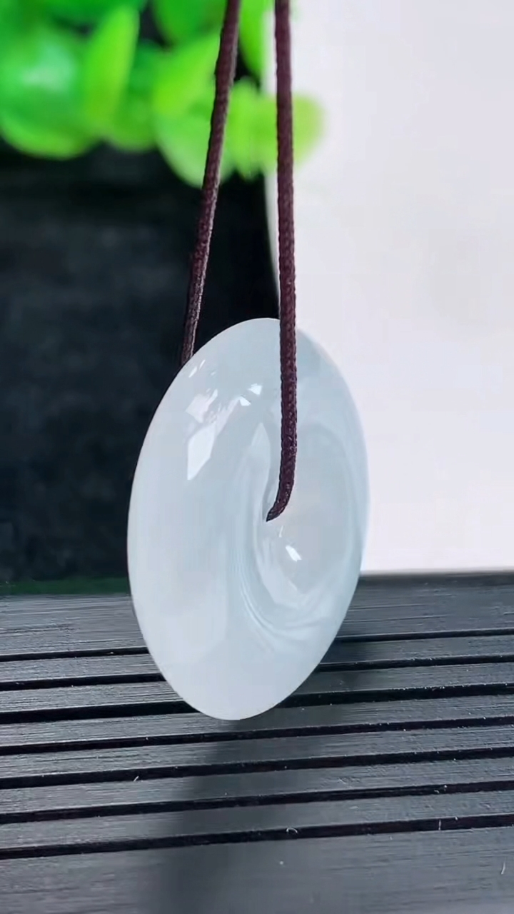 天然A货翡翠平安扣吊坠尺寸24-5.8重量:6.92g
4月17日