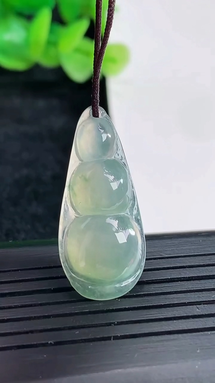 天然A货翡翠飘花福豆吊坠尺寸30.5-13.5-4.5重量:2.78g
4月17日