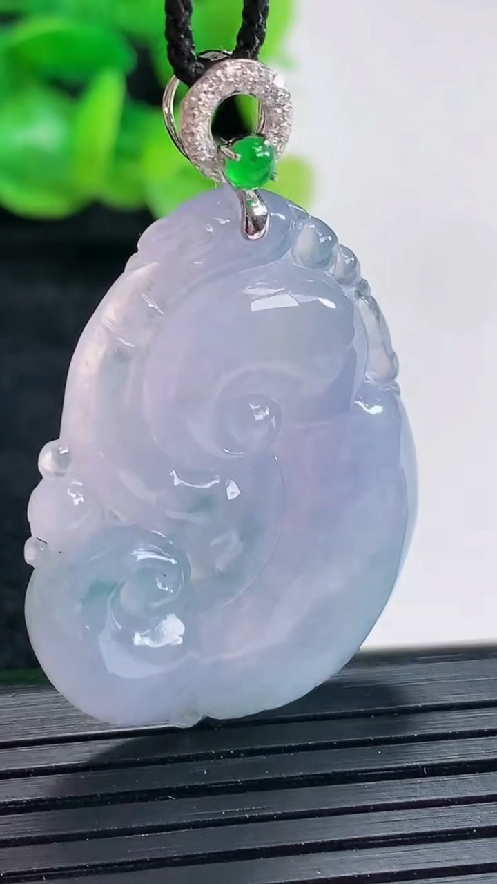 天然A货翡翠种紫罗兰 飘花如意吊坠尺寸34-25.6-5.2重量:10.41g
4月17日