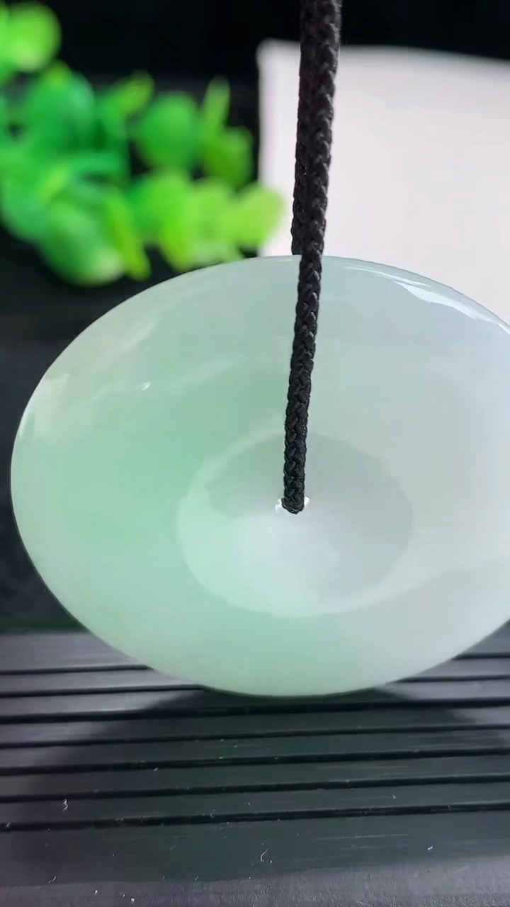 天然A货翡翠平安扣吊坠尺寸42-5.8重量:22.59g
4月17日