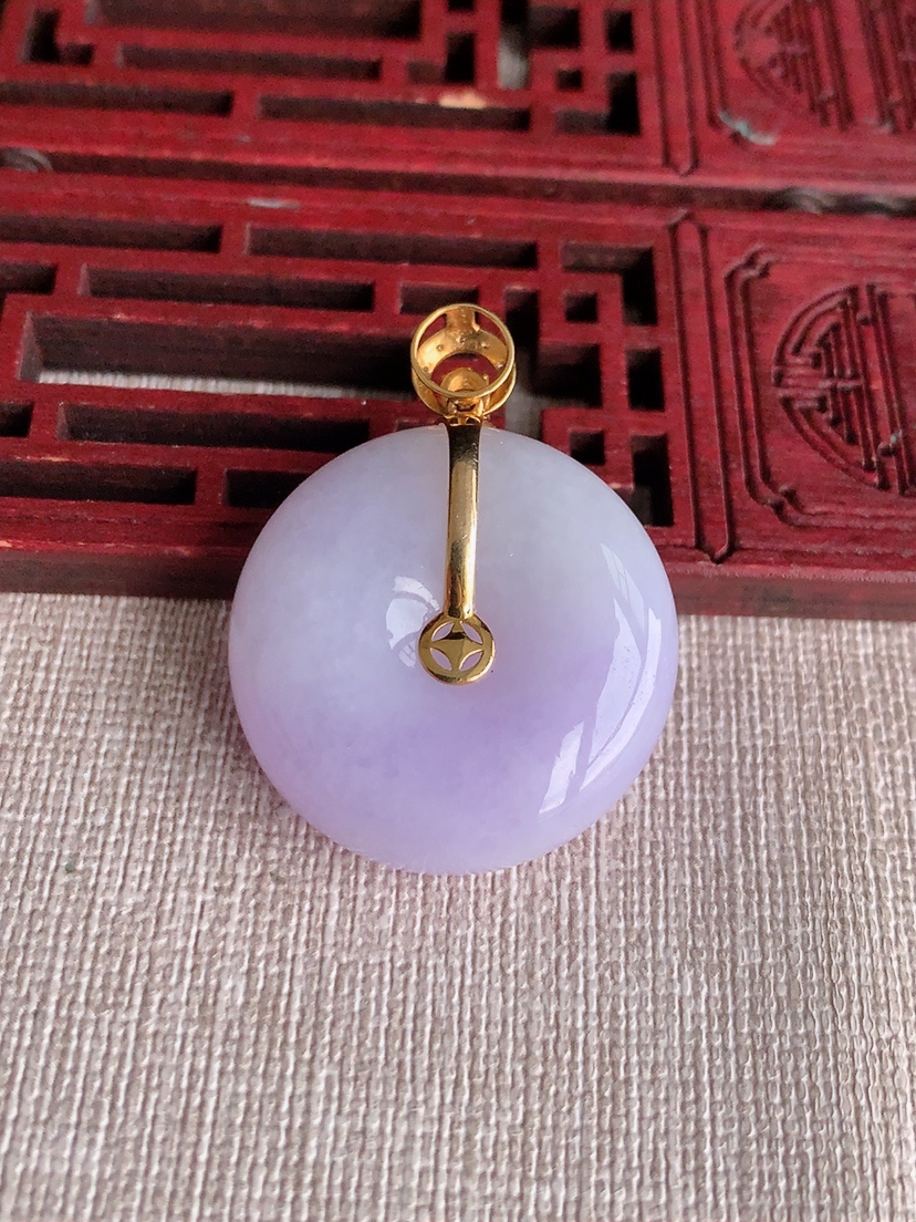 天然A货翡翠18K金镶嵌紫罗兰平安扣吊坠 
尺寸35.8-27.8-10.8mm 重量20.46g 0415