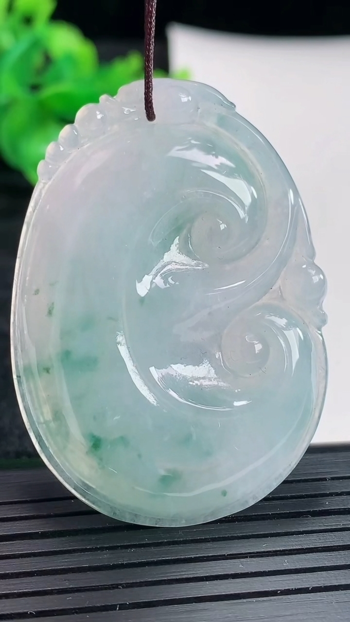 天然A货翡翠飘花如意吊坠尺寸51-36-5.5重量:18.13g
4月17日