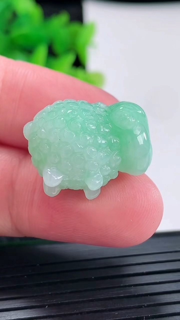 天然A货翡翠生肖羊吊坠尺寸21.6-17.6-13重量:8.11g
4月17日