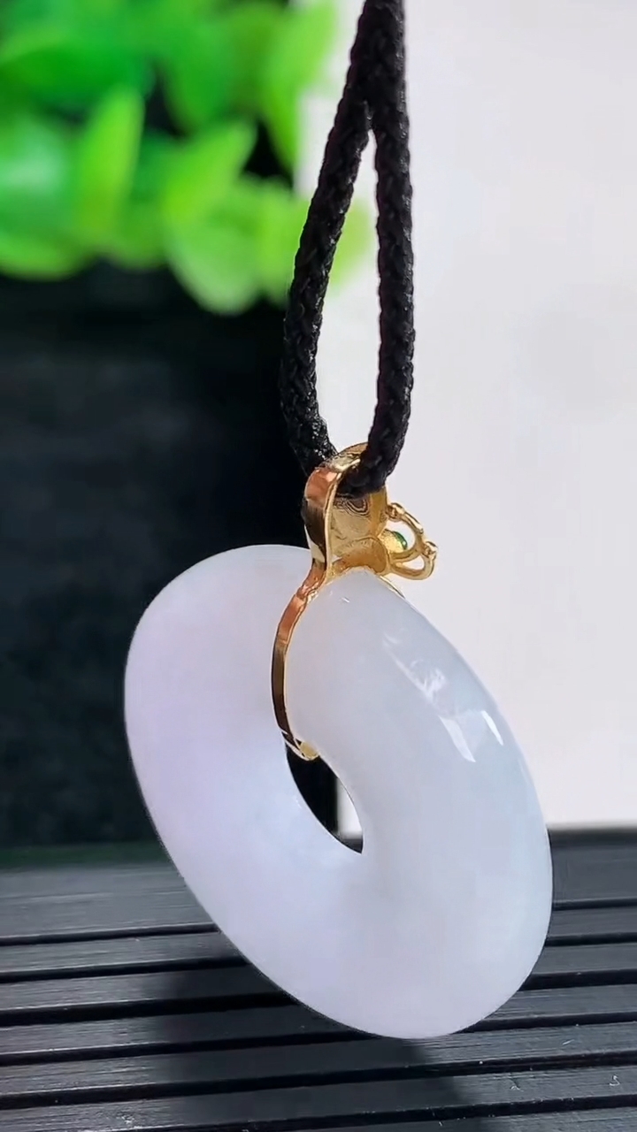 天然A货翡翠18k金紫罗兰平安环吊坠尺寸25-6重量:7.98g
4月17日