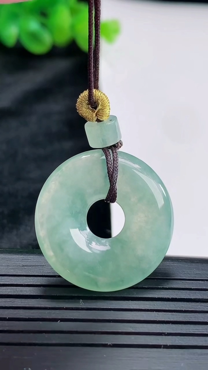 天然A货翡翠飘花平安环吊坠尺寸26-4重量:6.04g
4月17日