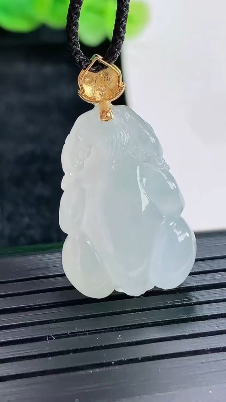 天然A货翡翠18k金飘花貔貅吊坠尺寸24.5-17.4-10.6重量:7.40g
4月17日