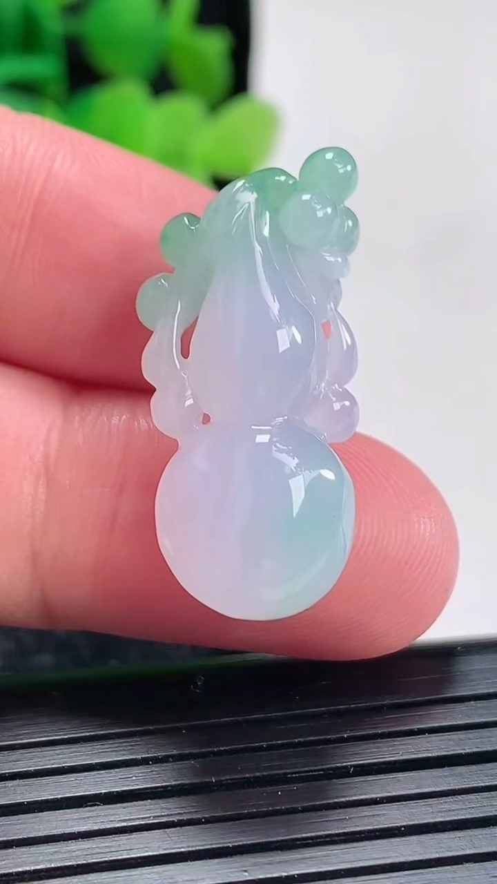 天然A货翡翠葫芦吊坠尺寸30.5-12.5-8重量:4.71g
4月17日