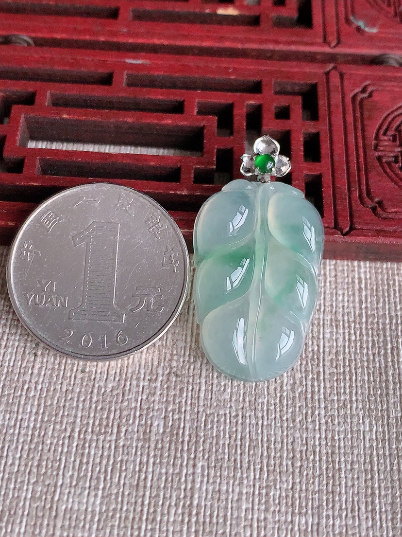 天然A货翡翠18K金镶嵌飘花叶子金枝玉叶吊坠 
尺寸34.8-27.5-18.2-5.5mm 重量5.80g 0415