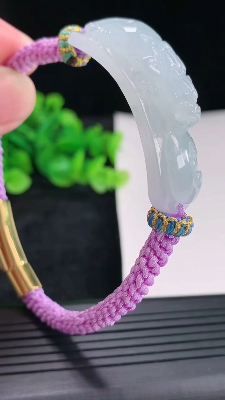 天然A货翡翠貔貅手牌尺寸45.5-13-10重量:21.24g
4月17日