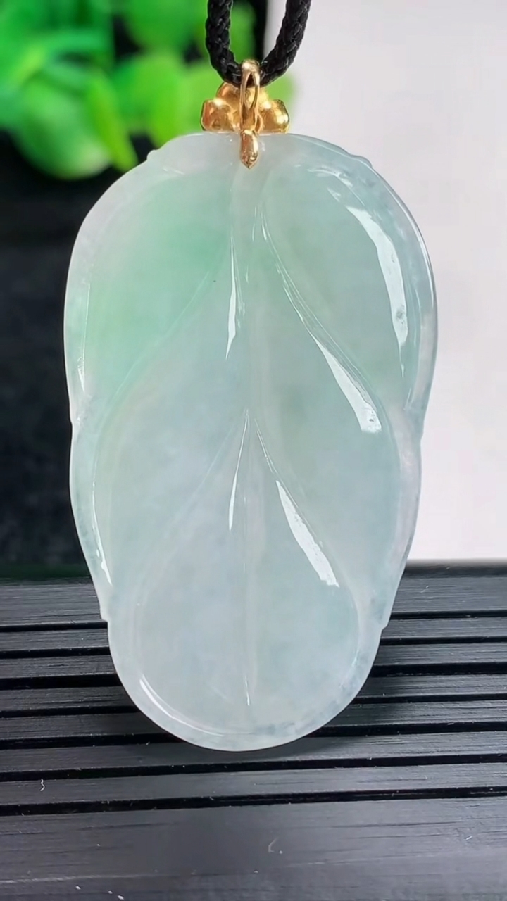 天然A货翡翠金枝玉叶 叶子吊坠尺寸40-25-5.5重量:11.25g
4月17日