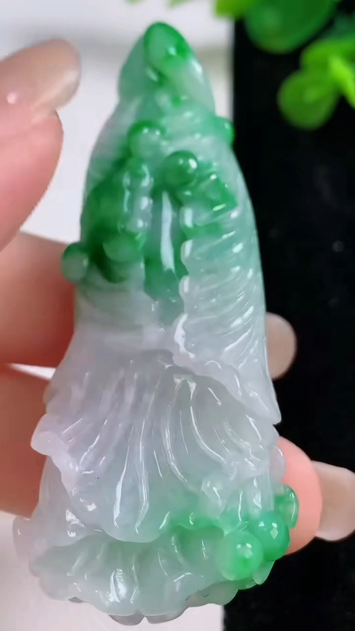 天然A货翡翠白菜吊坠，尺寸68-27-13.6，重:32.95g
4月17日