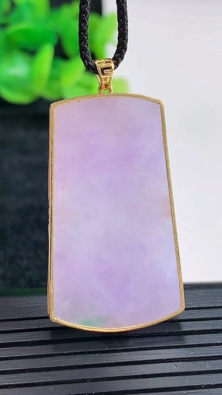 天然A货翡翠18k金春带彩 紫罗兰无事牌吊坠尺寸38.5-21-4.6，裸石35-20重量:10.07g
4月17日