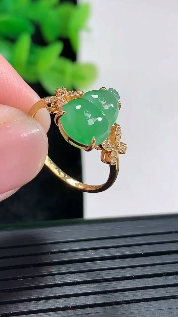 天然A货翡翠葫芦戒指尺寸内径16.6，尺寸12-8.2-4.6重量:2.39g2026年4月17日
