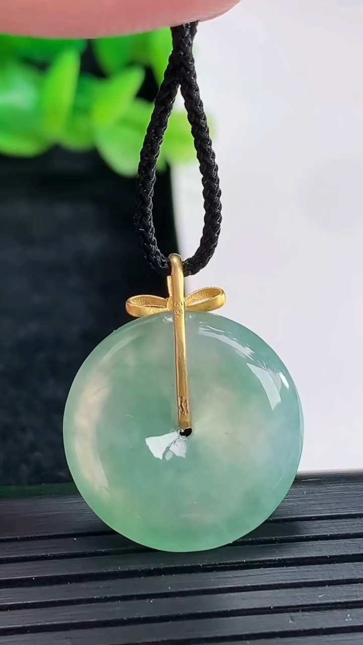 天然A货翡翠平安扣吊坠尺寸22-4.5重量:4.62g
4月17日