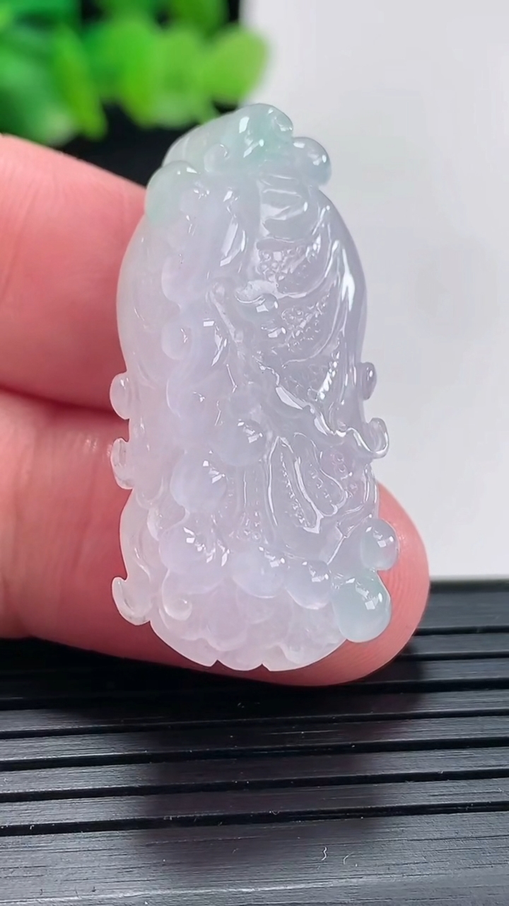 天然A货翡翠春带彩 紫罗兰白菜吊坠尺寸37-18-10.5重量:10.62g
4月17日