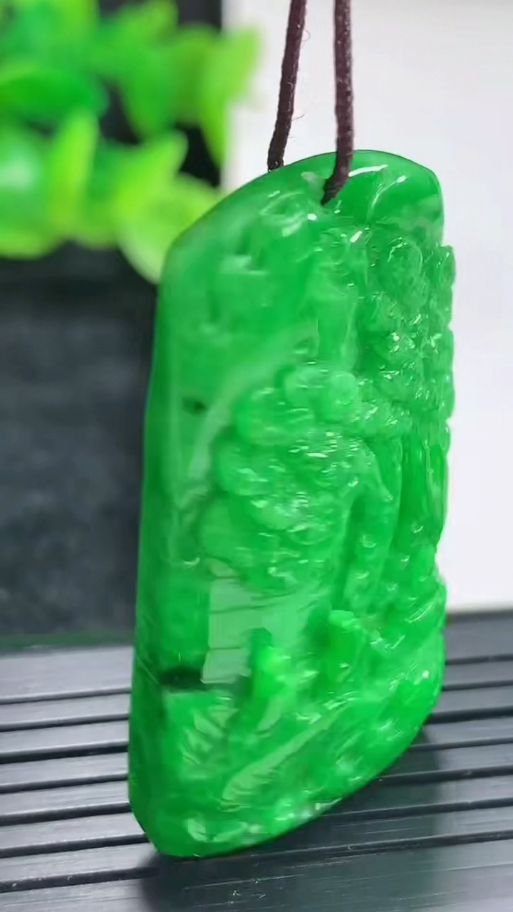 天然A货翡翠山水牌吊坠尺寸43-23.6-10重量:20.25g
4月17日