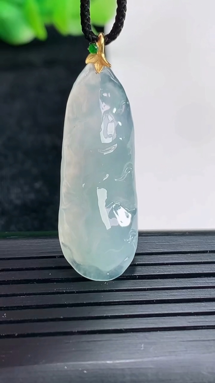 天然A货翡翠18k金飘花原石吊坠尺寸33-13-6重量:4.69g
4月17日