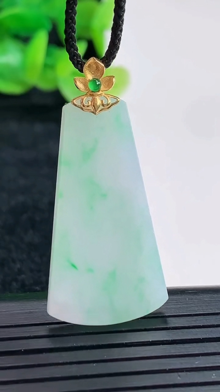 天然A货翡翠无事牌吊坠尺寸32-18-2.6重量:4.41g
4月17日