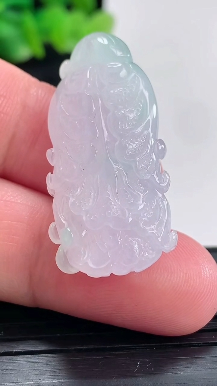 天然A货翡翠春带彩 紫罗兰白菜吊坠尺寸37-18-10.5重量:10.62g
4月17日