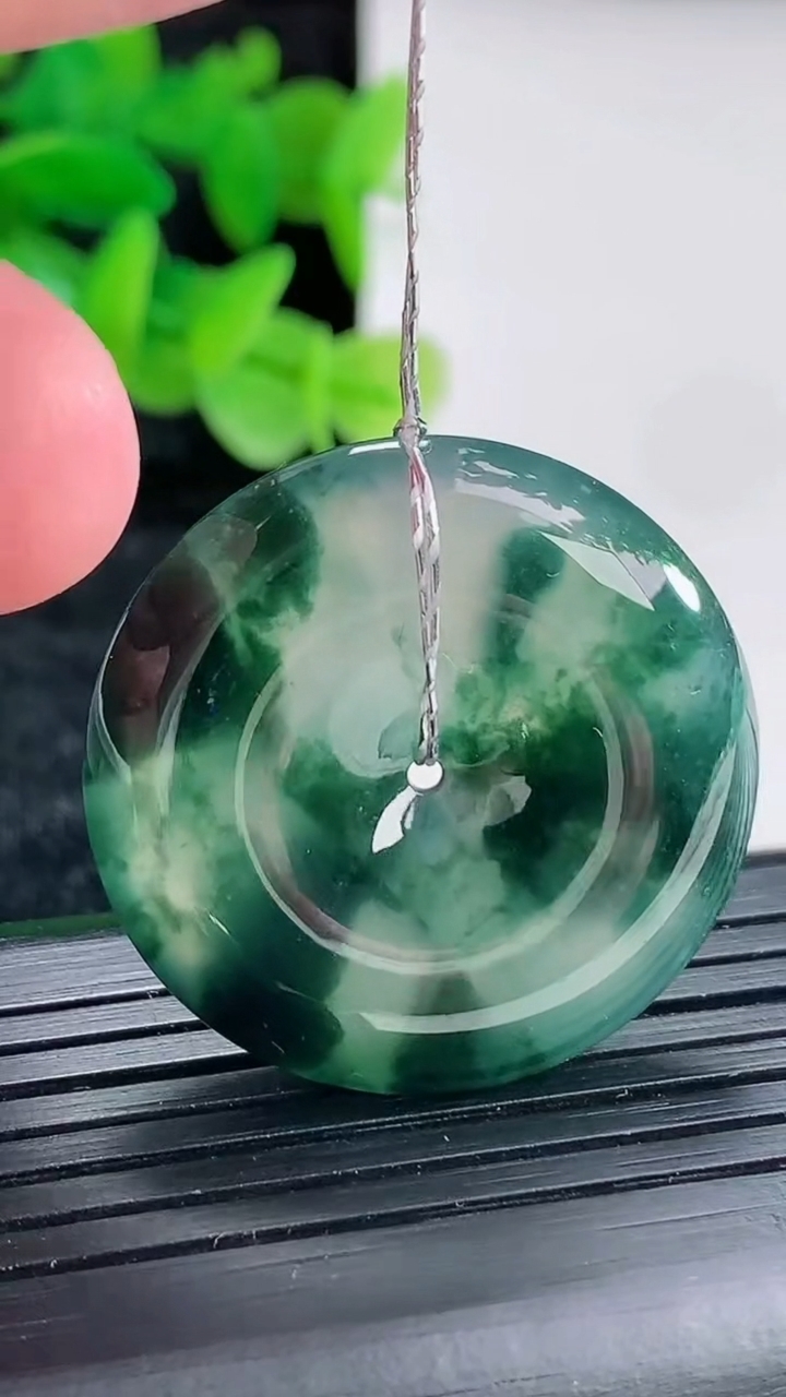 天然A货翡翠种飘花平安扣吊坠尺寸30.5-6.5重量:12.25g
4月17日