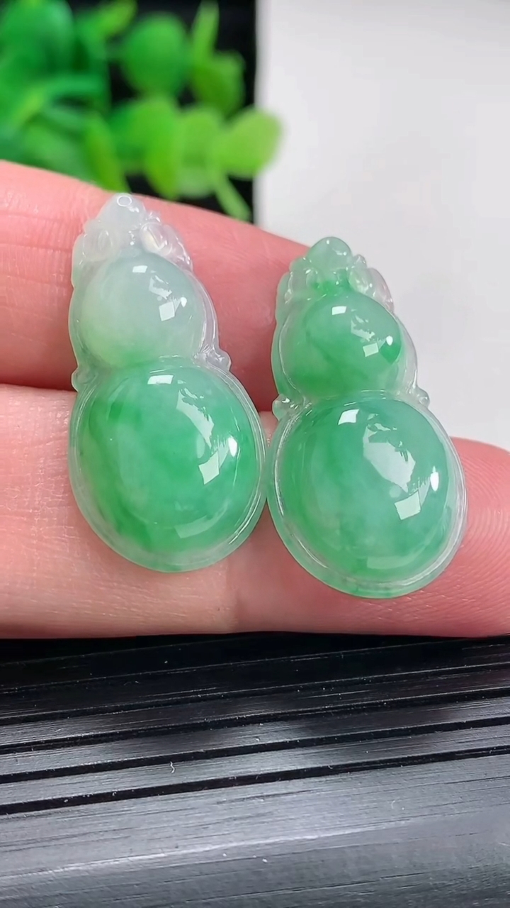 天然A货翡翠葫芦吊坠一对尺寸29-15-5.2重量:6.89g
4月17日