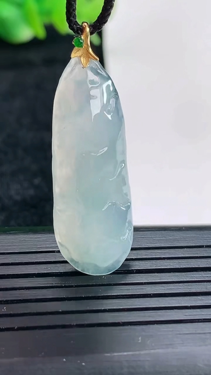 天然A货翡翠18k金飘花原石吊坠尺寸33-13-6重量:4.69g
4月17日