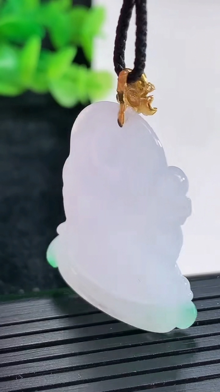 天然A货翡翠弥勒佛吊坠尺寸35.6-26.5-5.6重量:9.64g
4月17日