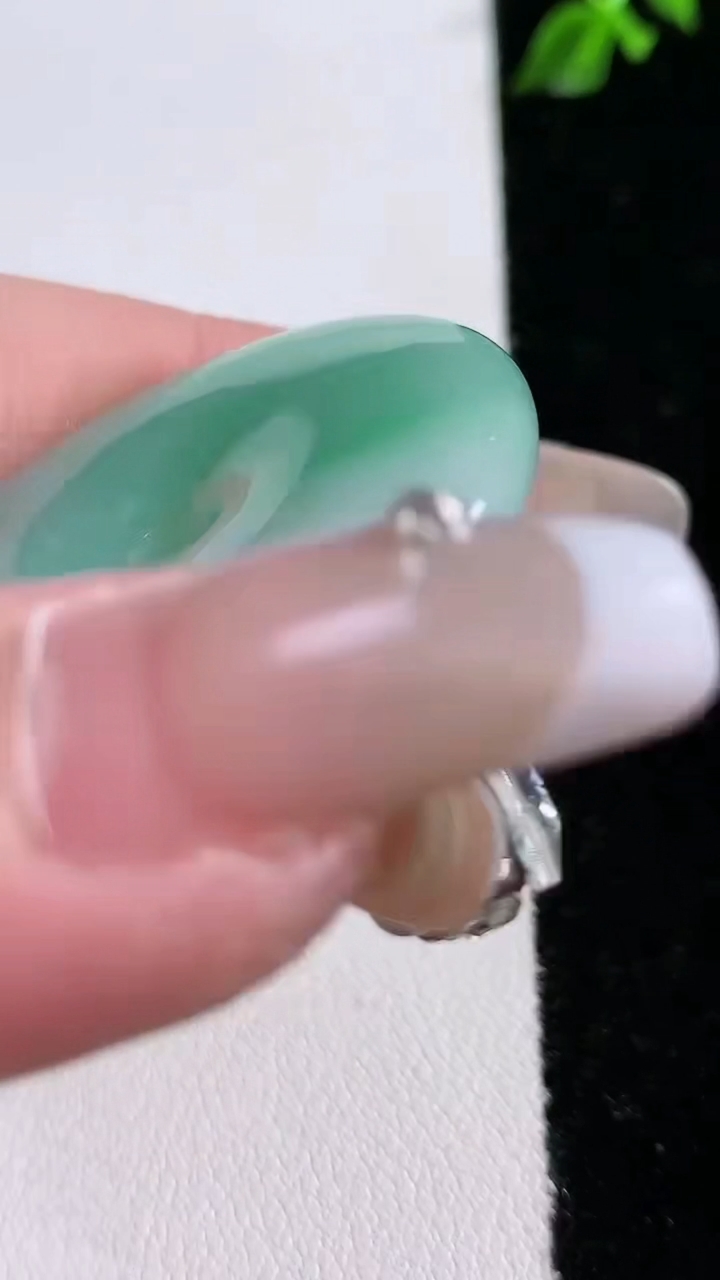 天然A货翡翠平安扣吊坠，尺寸38.6-6.6，重:21.41g
4月17日