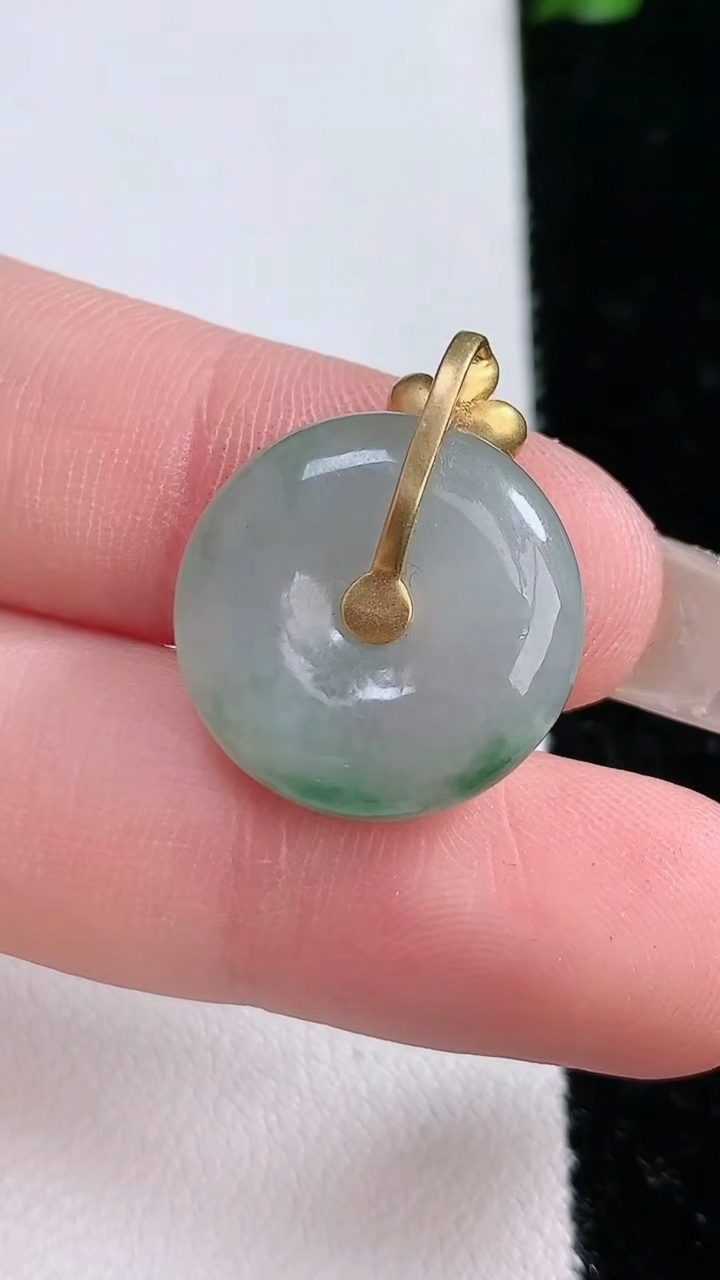 天然A货翡翠18K金飘花路路通吊坠，尺寸21.6-17.8-6.6，重:4.42g
4月17日