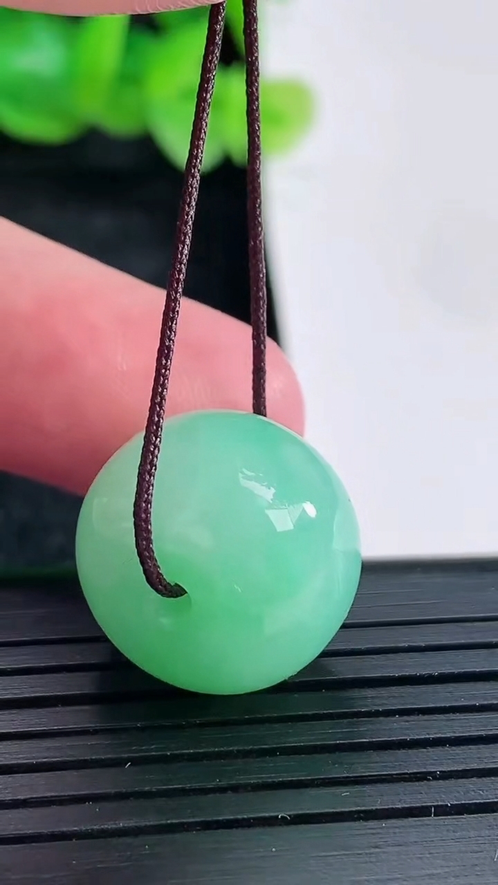 天然A货翡翠路路通吊坠尺寸17.4-13重量:8.17g
4月17日