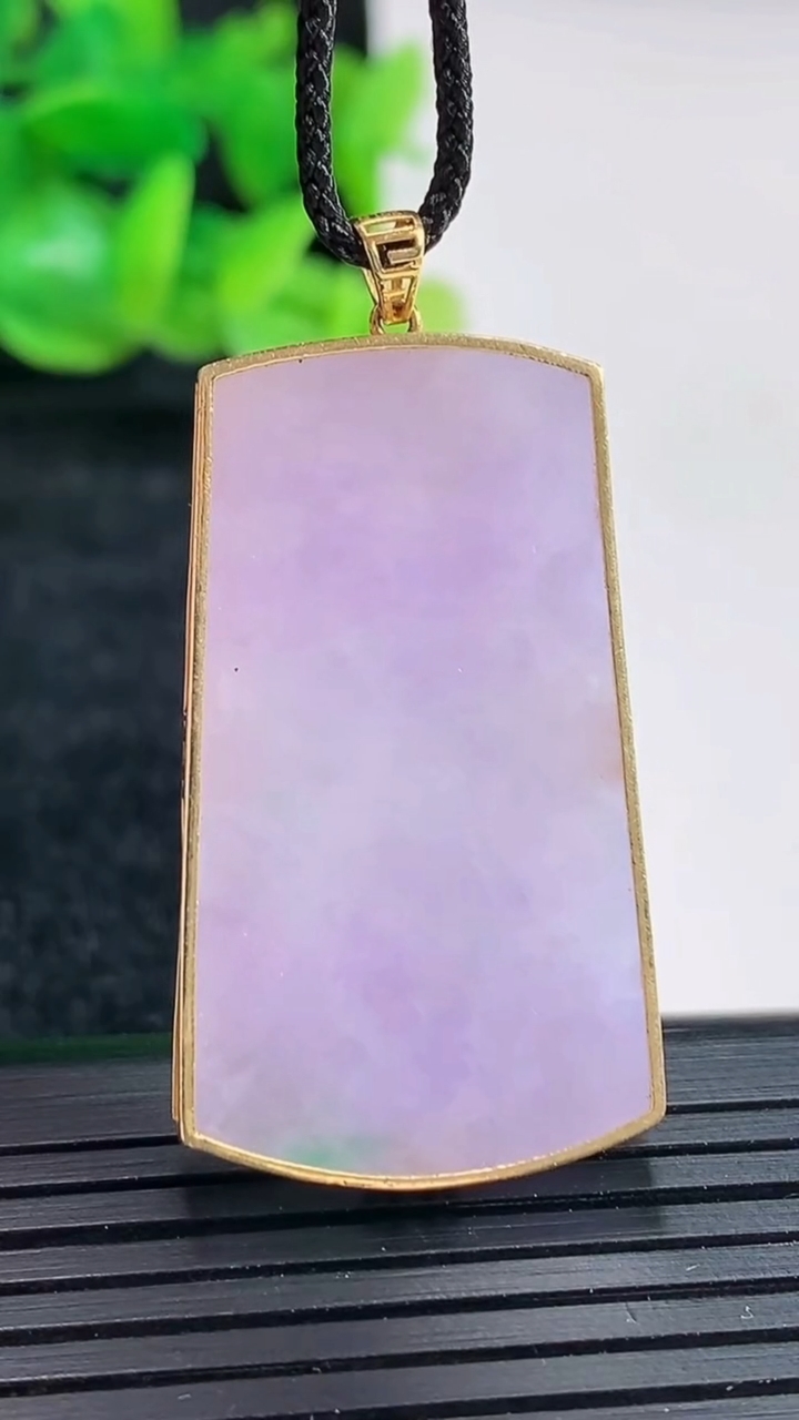 天然A货翡翠18k金春带彩 紫罗兰无事牌吊坠尺寸38.5-21-4.6，裸石35-20重量:10.0